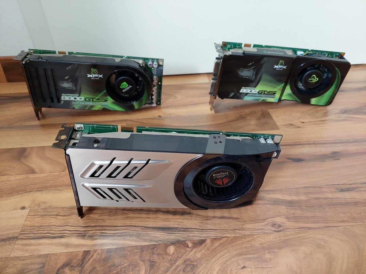 [12/12/2021] Update vom 12.12.2021: Grafikkarte von AMD-Freak1977 - Dieses Mal zeigt AMD-Freak1977 unter anderem über ein Dutzend Geforce-8800-Karten, darunter die 8800 Ultra, die im Mai 2007 die 8800 GTX ein halbes Jahr nach dem Geforce-8-Launch als Topmodell beerbte. Auch am Start ist eine 8800 GT mit 512 MiByte, die sich hoher Beliebtheit erfreute: Die im Oktober 2007 debütierte Grafikkarte sortierte sich zwar dem Namen nach unterhalb der 8800 GTS ein, stellte für viele PC-Spieler aber das interessantere Produkt dar. In der Praxis bot die Karte nämlich beinahe 8800-GTX-Leistung (solange jene nicht stark von ihren 768 MiByte profitierte) zu einem sehr attraktiven Preis, der neue G92-Chip im 65-nm-Verfahren ermöglichte zudem einen geringen Energiebedarf und kompakte Single-Slot-Designs.