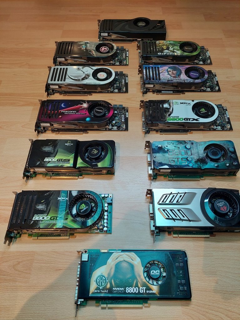 [12/12/2021] Update vom 12.12.2021: Grafikkarte von AMD-Freak1977 - Dieses Mal zeigt AMD-Freak1977 unter anderem über ein Dutzend Geforce-8800-Karten, darunter die 8800 Ultra, die im Mai 2007 die 8800 GTX ein halbes Jahr nach dem Geforce-8-Launch als Topmodell beerbte. Auch am Start ist eine 8800 GT mit 512 MiByte, die sich hoher Beliebtheit erfreute: Die im Oktober 2007 debütierte Grafikkarte sortierte sich zwar dem Namen nach unterhalb der 8800 GTS ein, stellte für viele PC-Spieler aber das interessantere Produkt dar. In der Praxis bot die Karte nämlich beinahe 8800-GTX-Leistung (solange jene nicht stark von ihren 768 MiByte profitierte) zu einem sehr attraktiven Preis, der neue G92-Chip im 65-nm-Verfahren ermöglichte zudem einen geringen Energiebedarf und kompakte Single-Slot-Designs.