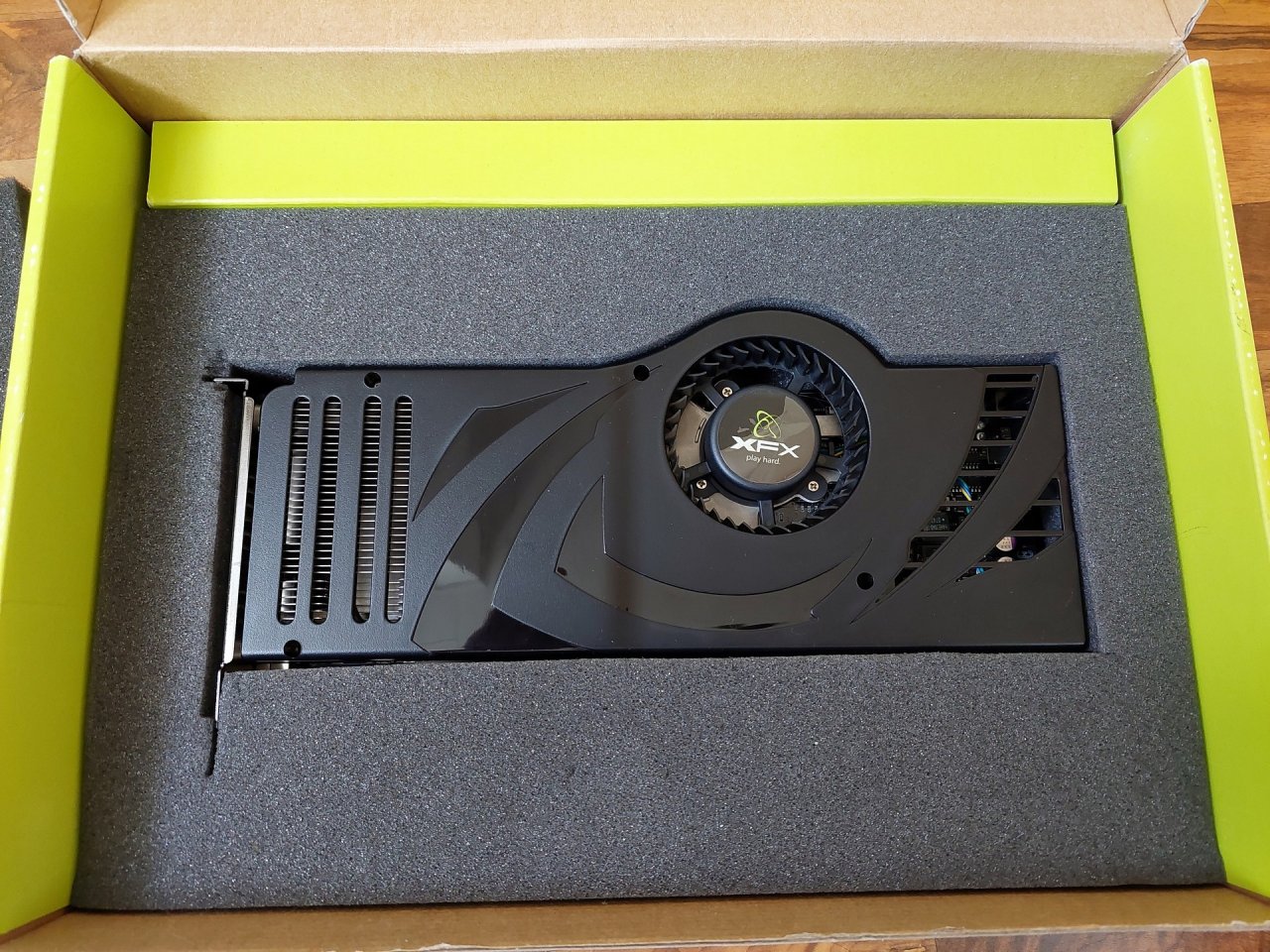 [12/12/2021] Update vom 12.12.2021: Grafikkarte von AMD-Freak1977 - Dieses Mal zeigt AMD-Freak1977 unter anderem über ein Dutzend Geforce-8800-Karten, darunter die 8800 Ultra, die im Mai 2007 die 8800 GTX ein halbes Jahr nach dem Geforce-8-Launch als Topmodell beerbte. Auch am Start ist eine 8800 GT mit 512 MiByte, die sich hoher Beliebtheit erfreute: Die im Oktober 2007 debütierte Grafikkarte sortierte sich zwar dem Namen nach unterhalb der 8800 GTS ein, stellte für viele PC-Spieler aber das interessantere Produkt dar. In der Praxis bot die Karte nämlich beinahe 8800-GTX-Leistung (solange jene nicht stark von ihren 768 MiByte profitierte) zu einem sehr attraktiven Preis, der neue G92-Chip im 65-nm-Verfahren ermöglichte zudem einen geringen Energiebedarf und kompakte Single-Slot-Designs.