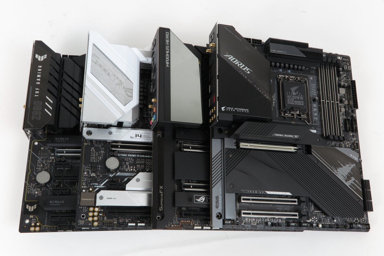 [03/12/2021] Noch nicht durchgetestet, aber in der Redaktion: Zahlreiche Sockel-1700-Mainboards.