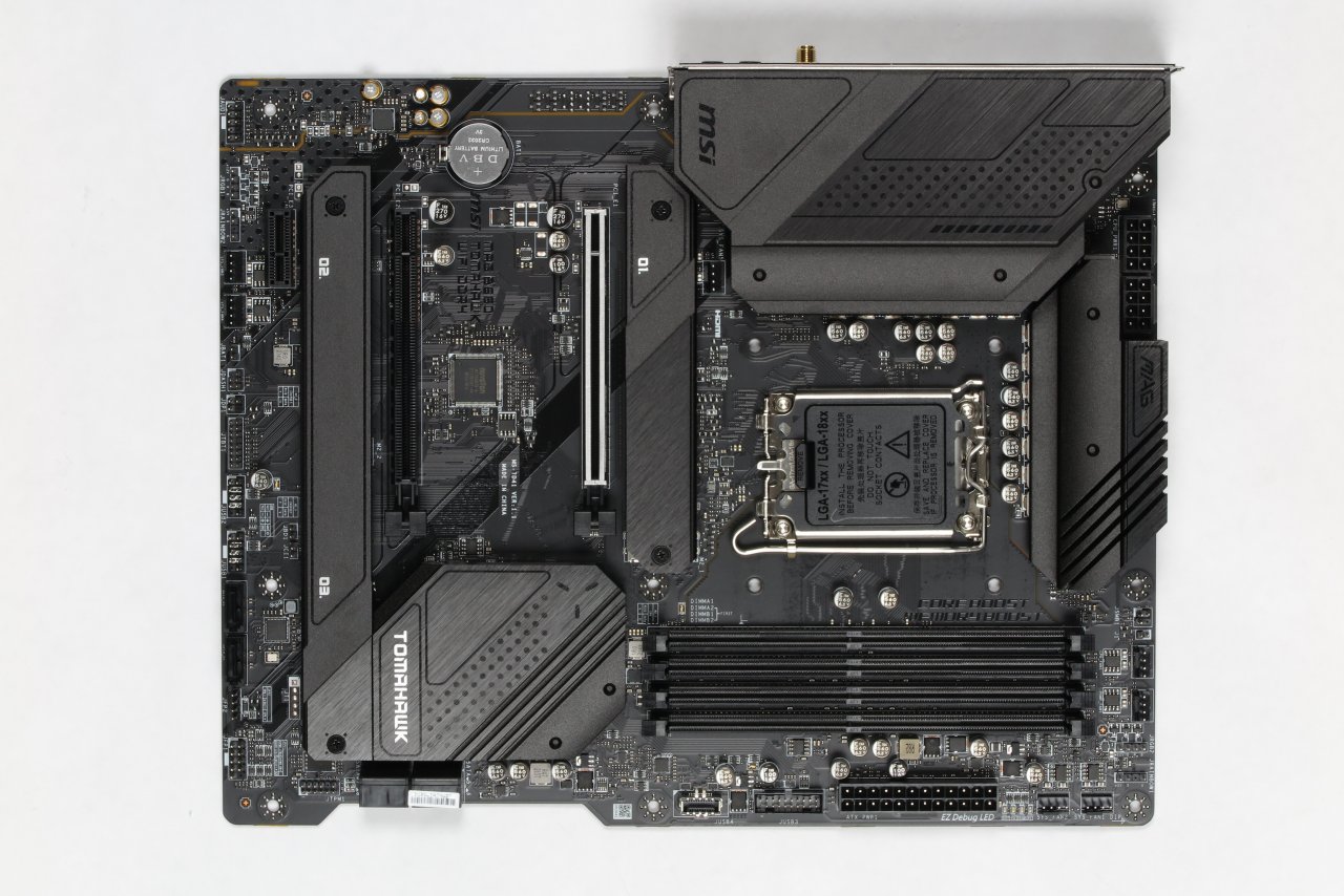 [05/01/2022] MSI ist schneller als andere: Das B660 Tomahawk erreichte uns rund 15 Stunden nach NDA-Fall und damit rechtzeitig für diesen Artikel, während Gigabytes B660 Master noch bei DHL gastierte und sich Asrocks H670 Riptide gerade erst auf den Weg machte.