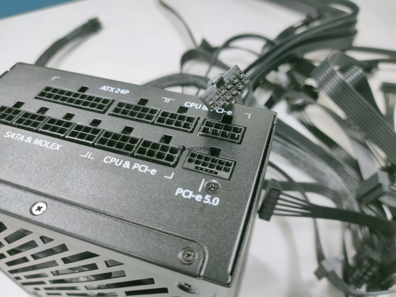 [10/02/2022] Es sind Fotos zu MSIs neuen Netzteilen der MEG- und MPG-Serien aufgetaucht, die über einen 12+4-Pin-Anschluss verfügen und PCI-Express-5.0-kompatibel sind. (1)