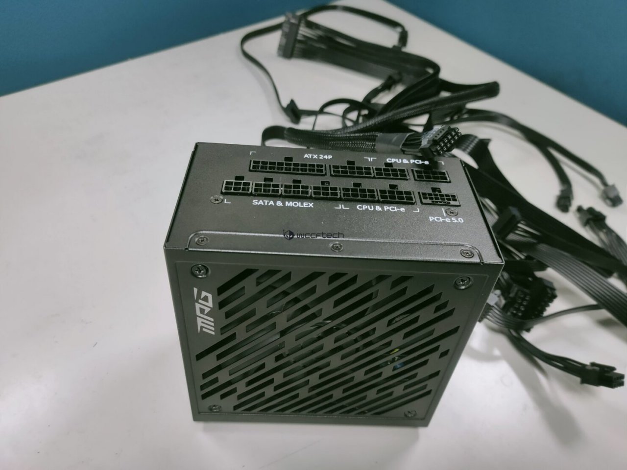 [10/02/2022] Es sind Fotos zu MSIs neuen Netzteilen der MEG- und MPG-Serien aufgetaucht, die über einen 12+4-Pin-Anschluss verfügen und PCI-Express-5.0-kompatibel sind. (2)