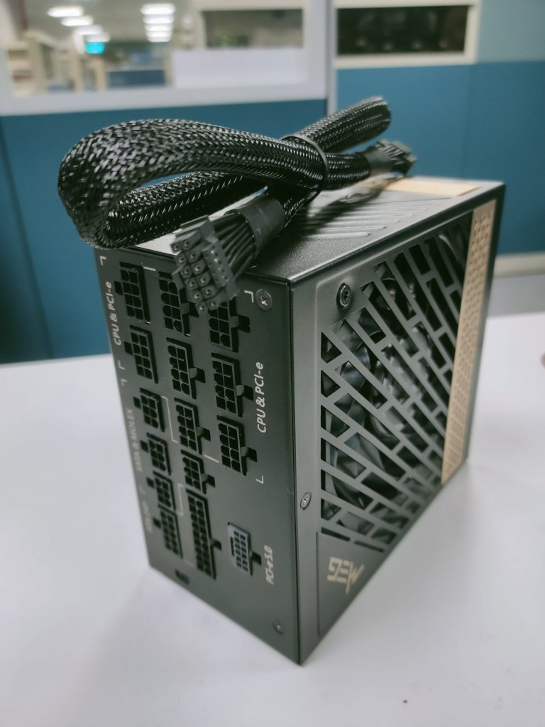 [10/02/2022] Es sind Fotos zu MSIs neuen Netzteilen der MEG- und MPG-Serien aufgetaucht, die über einen 12+4-Pin-Anschluss verfügen und PCI-Express-5.0-kompatibel sind. (5)
