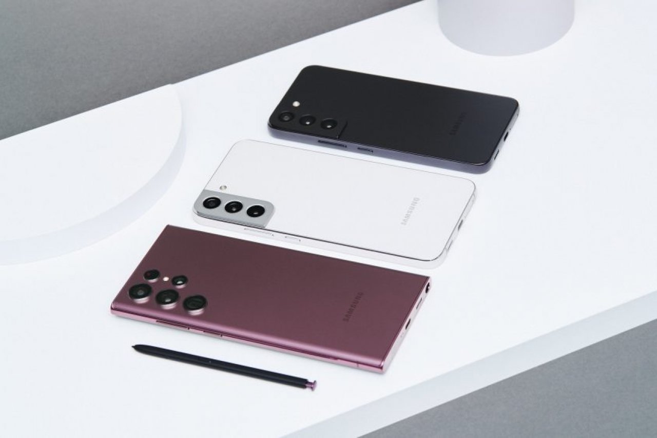 [09/02/2022] Drei verschiedene Modelle der Baureihe Samsung Galaxy S22 - von 849 Euro (kleinstes Smartphone in Schwarz) bis zu 1.249 Euro für das Galaxy S22 Ultra in Rot mit Eingabestift..