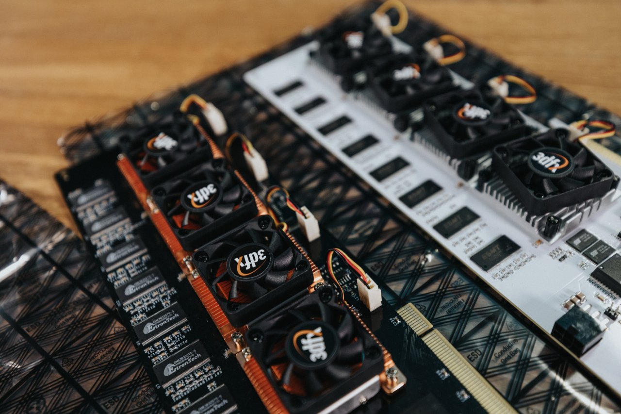[14/02/2022] Februar: Als wären Radeon und Geforce nicht genug, erreicht uns im Februar der sensationelle Nachbau einer Grafikkarten-Legende - in zweifacher Ausführung. Zeit für den geplanten Retro-Groß-Test war 2022 leider nie. Nächster Halt: 2023 ...