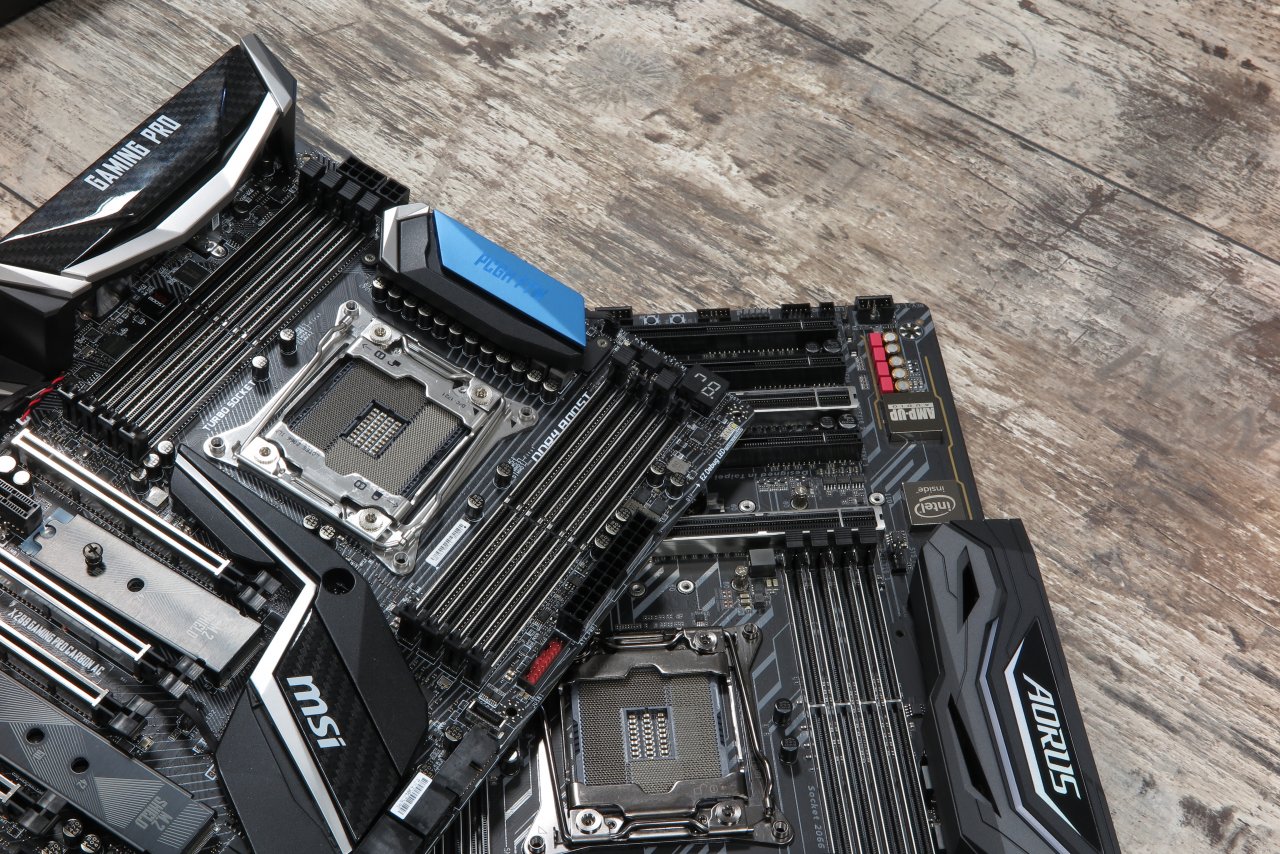 [10/02/2022] Die erste Sockel-2066-Generation stellte den Tiefpunkt der Spannungswandlerkühler-Entwicklung dar: Gewöhnt an sparsame LGA1151-Quadcores und dank FIVR geringe Anforderungen an die Platine stellende Sockel-2011-v3-Prozessoren achteten die Mainboard-Hersteller fast nur auf die Optik, während Skylake X mit OC-Werkseinstellungen teilweise über 300 W verbrauchte.