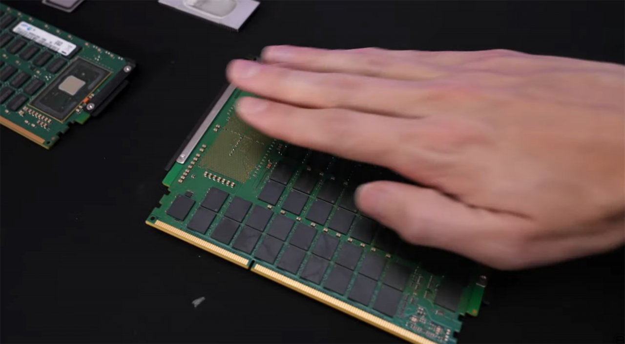[14/02/2022] 152 DRAM-Chips: Der8auer zeigt das größte RAM-Modul