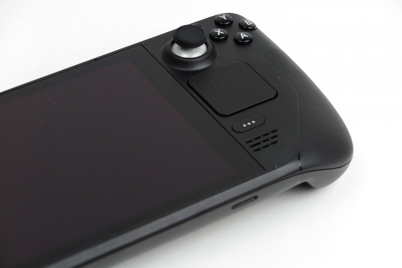[25/02/2022] Die Touchpads unter dem Joystick sind zwar durchaus in manchen Szenarien praktisch, jedoch sollte eine kleinere Eingewöhnungsphase einkalkuliert werden.