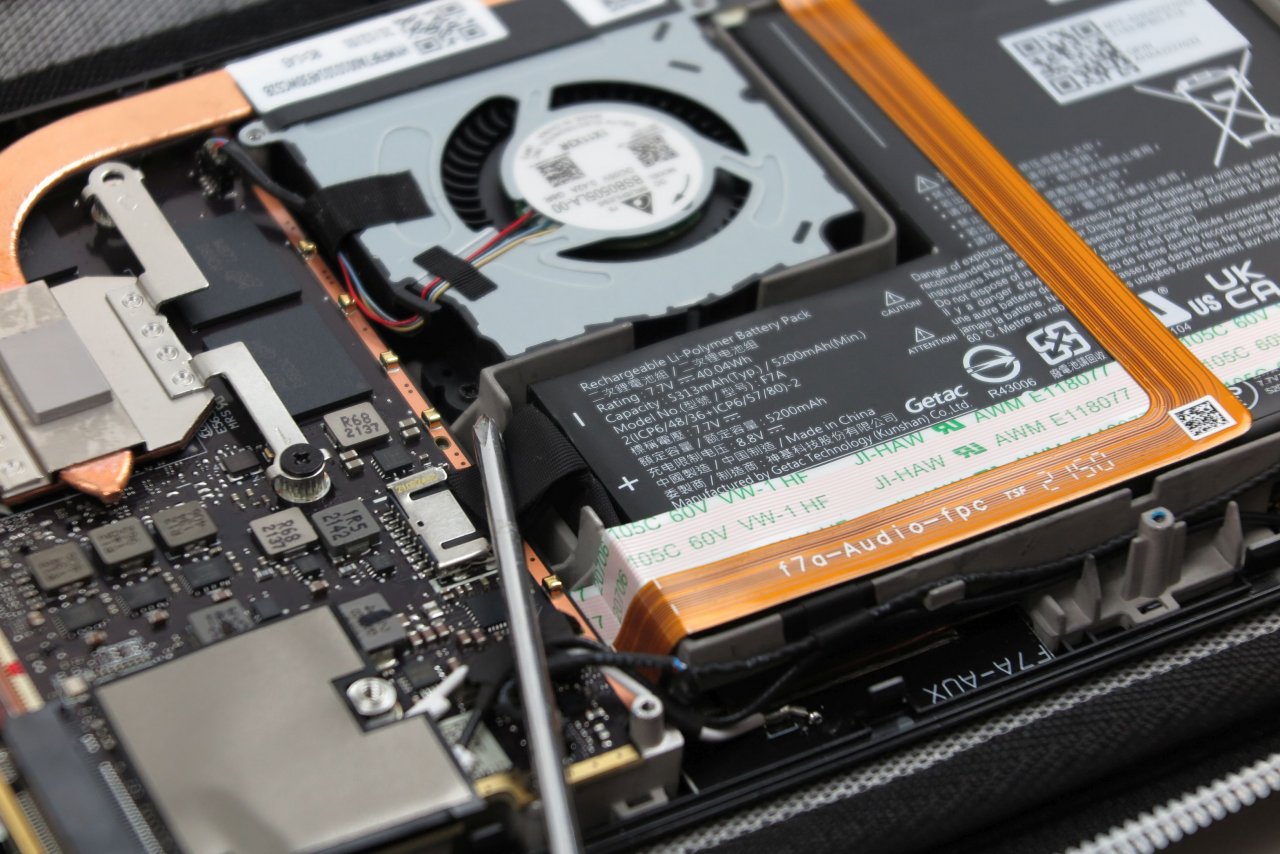 [25/02/2022] Den Akku selbst zu tauschen, ist zumindest für die Anfangszeit keine gute Idee. Das aus anscheinend zwei Zellen bestehende Pack wird womöglich durch einen eigenen Controller gesteuert.