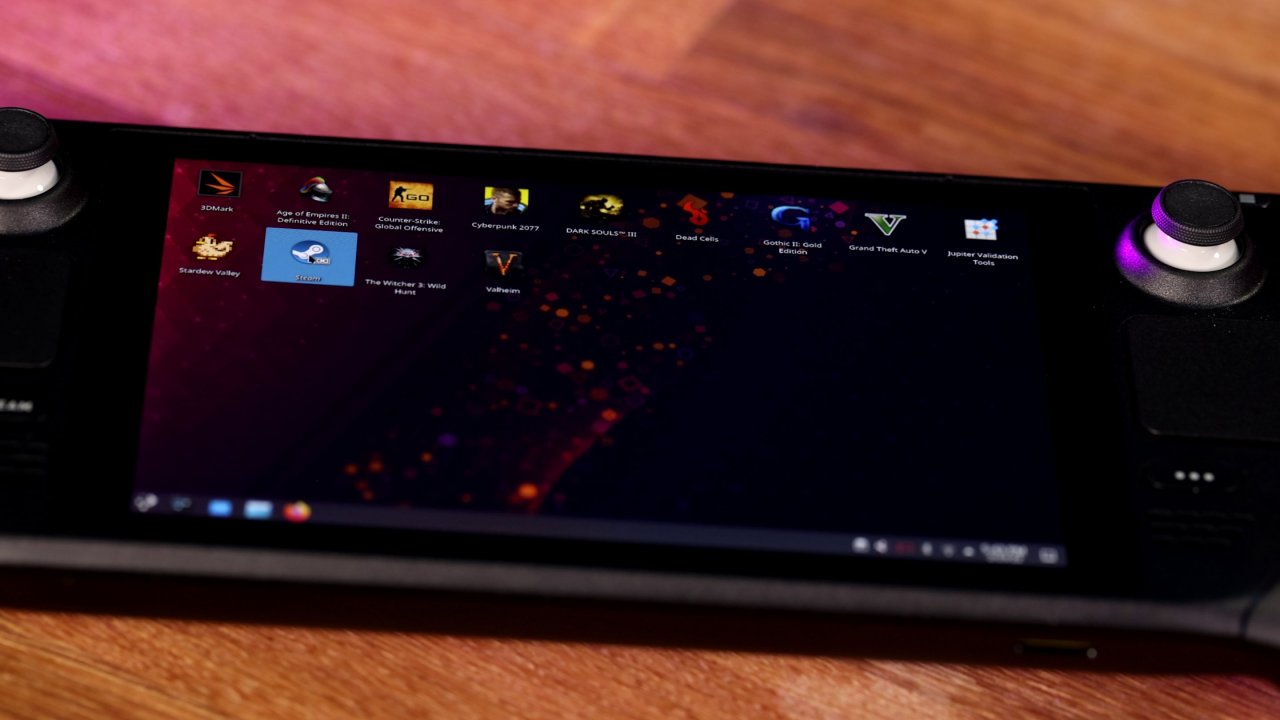 Zu sehen ist hier der KDE-Plasma-Desktop-Mode des Steam Decks. Touchscreen-Funktionen bleiben erhalten, durch das Touchpad auf der rechten Seite lässt sich der Mauscursor führen, Links- und Rechtsklick liegen auf den L2- und R2-Triggertasten.