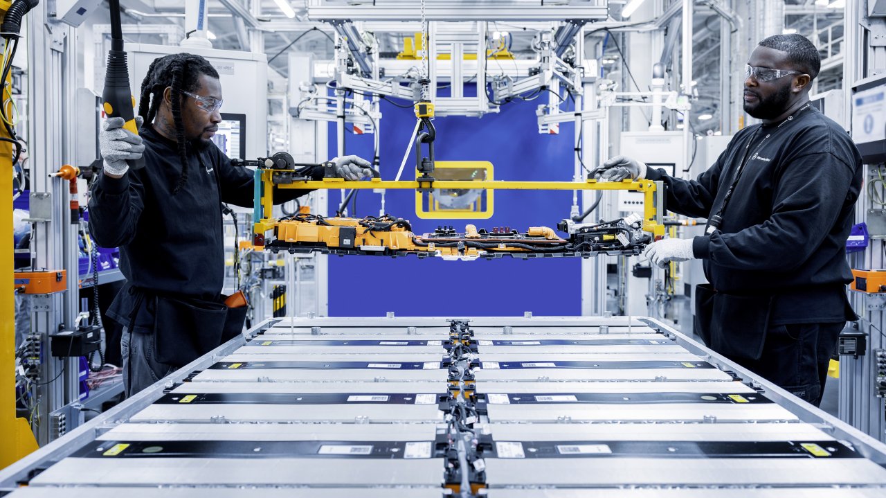 [16/03/2022] E-Auto Akku im Werk werden die Batteriekomponenten zu einem Gesamtsystem verbunden