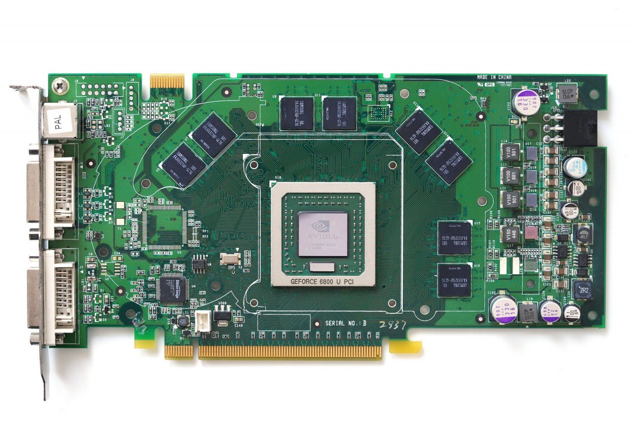 [12/03/2022] Update vom 12.03.2022: Grafikkarte von McZonk - Dieses Mal zeigt McZonk eine Geforce 6800 Ultra. Mit der Geforce-6-Serie führte Nvidia 2004 die Multi-GPU-Technologie SLI ein (nicht zu verwechseln mit 3dfx SLI) und unterstützte erstmals Shader Model 3.0 für DirectX 9.0c und OpenGL 2.0. Außerdem debütierte Purevideo. Die Geforce-6800-Modelle waren nativ noch für die AGP-Schnittstelle ausgelegt, weshalb PCI-E-Varianten mit einem Brückenchip ausgestattet wurden. Später, mit dem Wechsel vom Grafikchip NV40 zum NV45, integrierte Nvidia die AGP-PCI-E-Brücke in das gleiche Package.