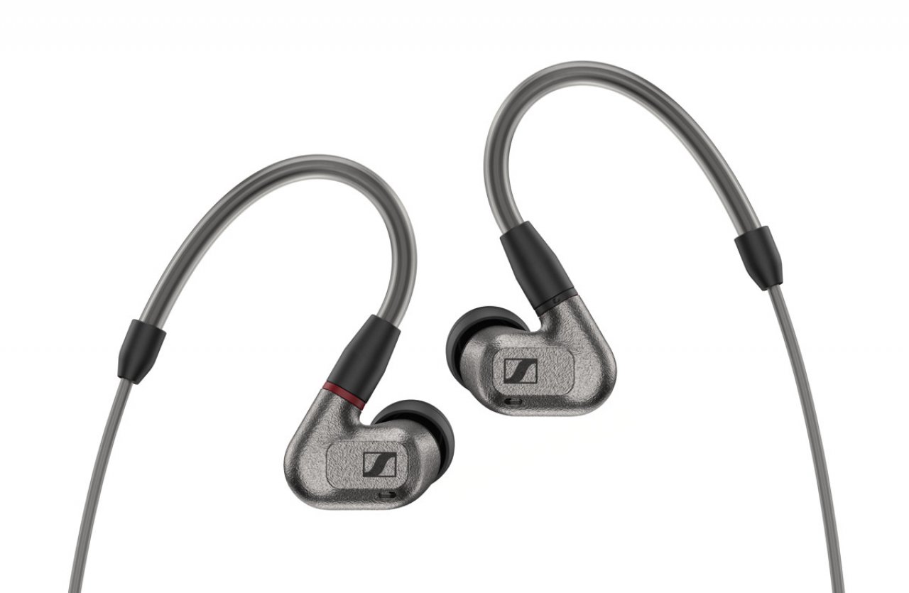 [03/03/2022] Mit dem IE 600 hat Sennheiser neue kabelgebundene Ohrhörer präsentiert, die aus dem amorphem Metall ZR01 mittels 3D-Druck gefertigt sind. (1)