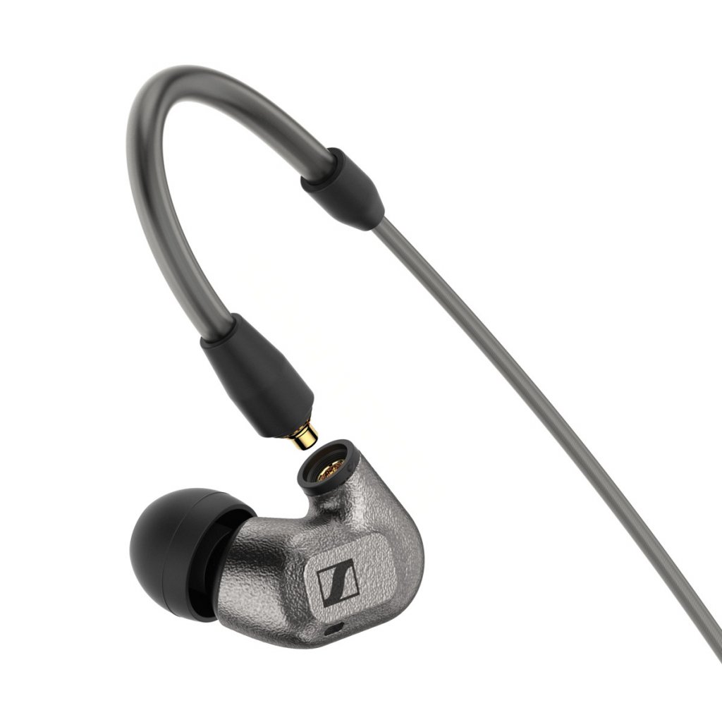 [03/03/2022] Mit dem IE 600 hat Sennheiser neue kabelgebundene Ohrhörer präsentiert, die aus dem amorphem Metall ZR01 mittels 3D-Druck gefertigt sind. (3)