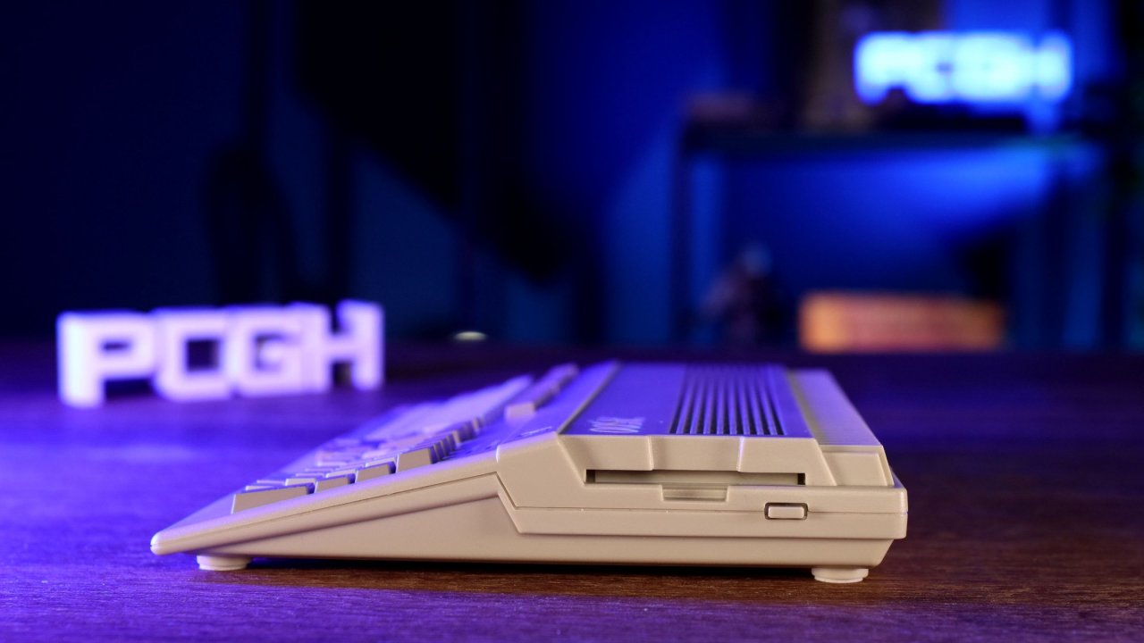 Das Floppy-Disk-Laufwerk ist leider bloß Show. Interessant wäre beispielsweise ein SD-Karten-Reader gewesen, mit dem man dann einen Datenträger mehr zur Auswahl hätte, ohne einen der drei USB-Slots belegen zu müssen.