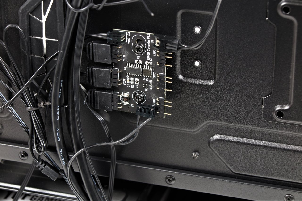 Asus TUF GT301: Midi-Case mit Milit&auml;rlook im Test (21)