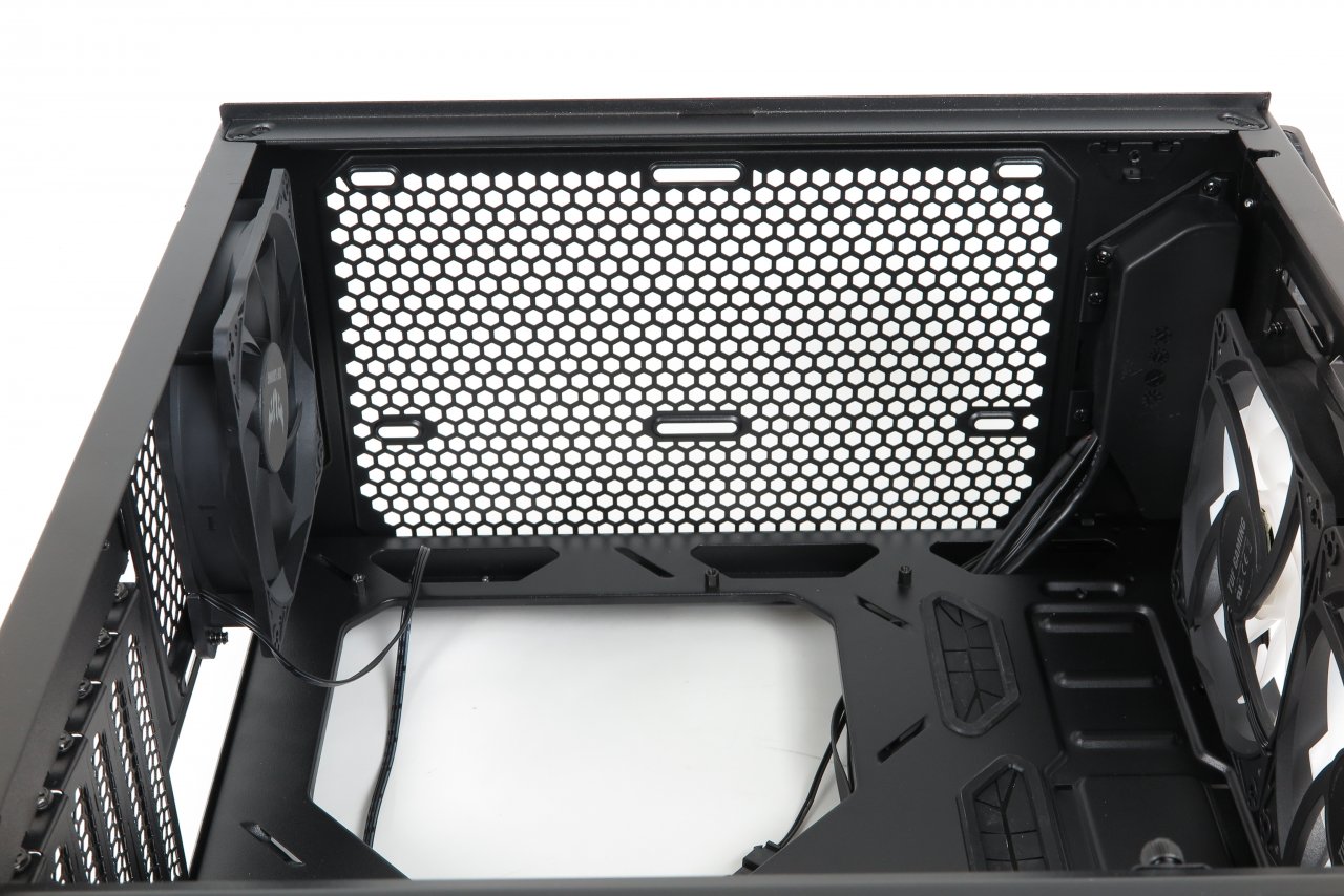 Asus TUF GT301: Midi-Case mit Milit&auml;rlook im Test (15)