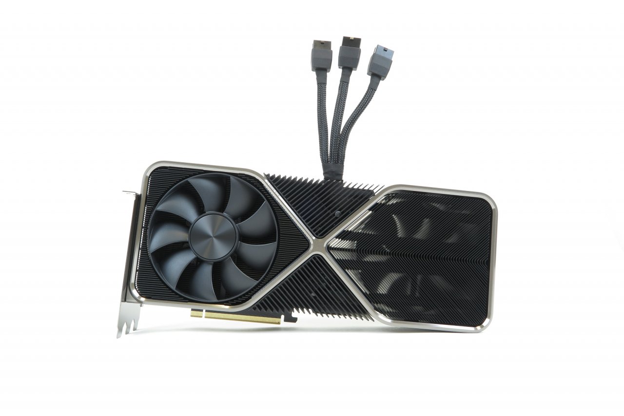 [04/04/2022] Geforce RTX 3090 Ti (im Bild: Nvidias Founders Edition): Das Ampere-Topmodell ist um circa acht Prozent schneller als die RTX 3090, wird von den Board-Partnern auch mit werkseitiger Übertaktung angeboten und benötigt unter Volllast rekordverdächtige 450 Watt.