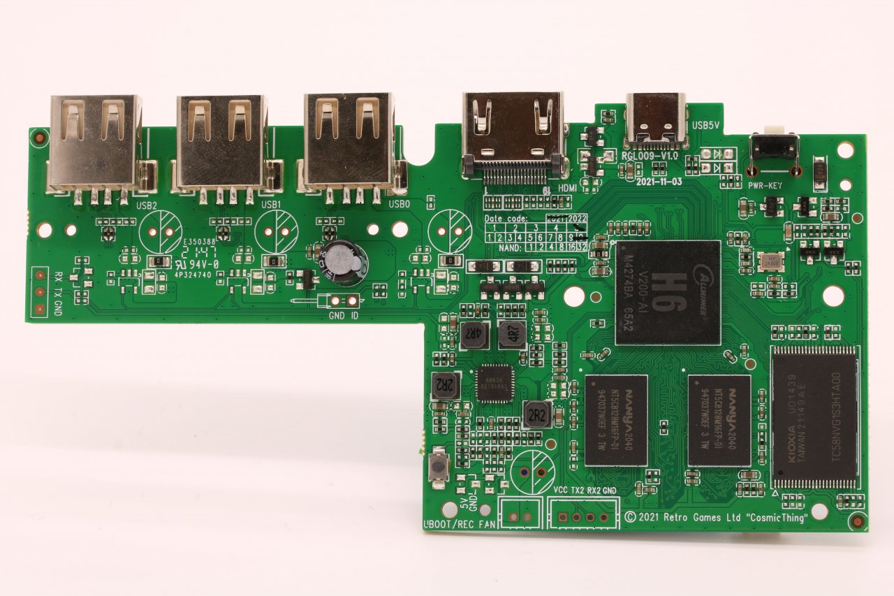 [07/04/2022] Auf der rechten Seite befindet sich oben der H6-Chip, darunter der Arbeitsspeicher (2× 2 Gigabit DDR3-SDRAM) und an der Außenseite der NAND-Flashspeicher (256 MB).