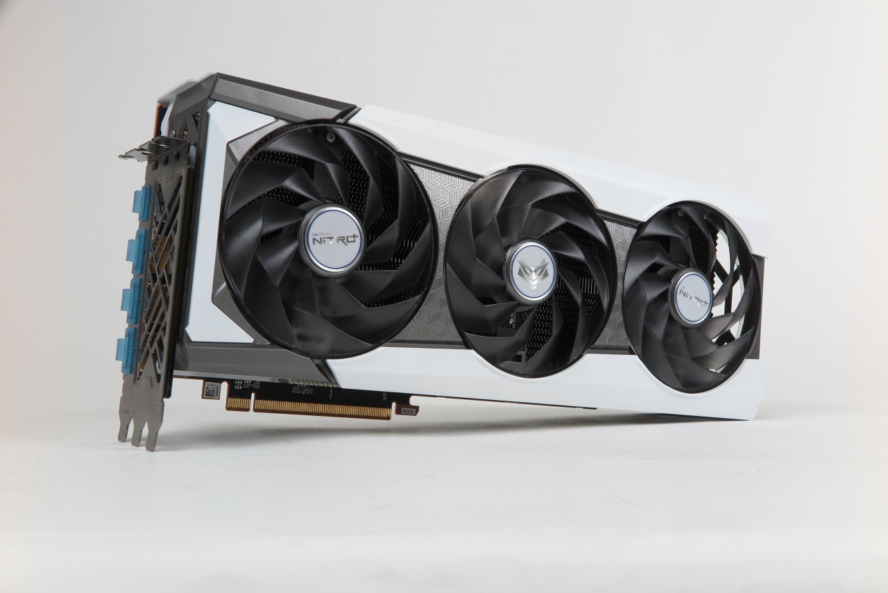 [09/05/2022] Radeon RX 6950 XT: Die neue AMD-Speerspitze kann Nvidias Geforce RTX 3090 knapp schlagen. Wer sich für ein hochgezüchtetes Modell entscheidet, etwa die Sapphire RX 6950 XT Nitro+ Pure, erhält noch etwas mehr Leistung, starke Kühlung sowie Spezialfunktionen wie ein Dual-BIOS. XXL-Test und Vergleich mehrerer Modelle mit RX 6650 XT, RX 6750 XT und RX 6950 XT.