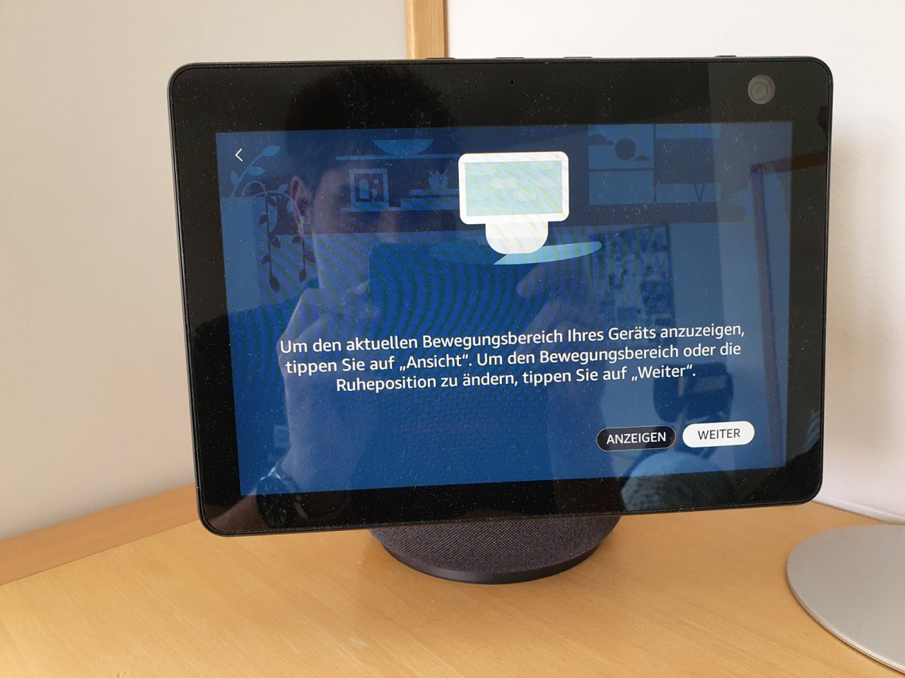 [25/05/2022] Amazon Echo Show 10 Generation 3 dreht sich automatisch. Der Echo Show 10 Gen 3 verfügt über ein farbtreues Display, allerdings mit Spiegelungen.