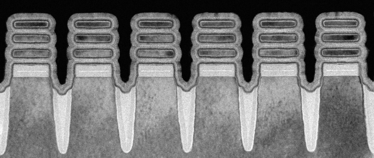 [08/05/2022] IBM setzt für den 2-nm-Prozess auf Nanosheet-Transistoren. Dabei umschließt das Gate mehrere (hier: Vier) Leitungskanäle, um die für eine hohe Leitfähigkeit wichtige Kontaktfläche zwischen Leitungskanal und Gate zu maximieren.