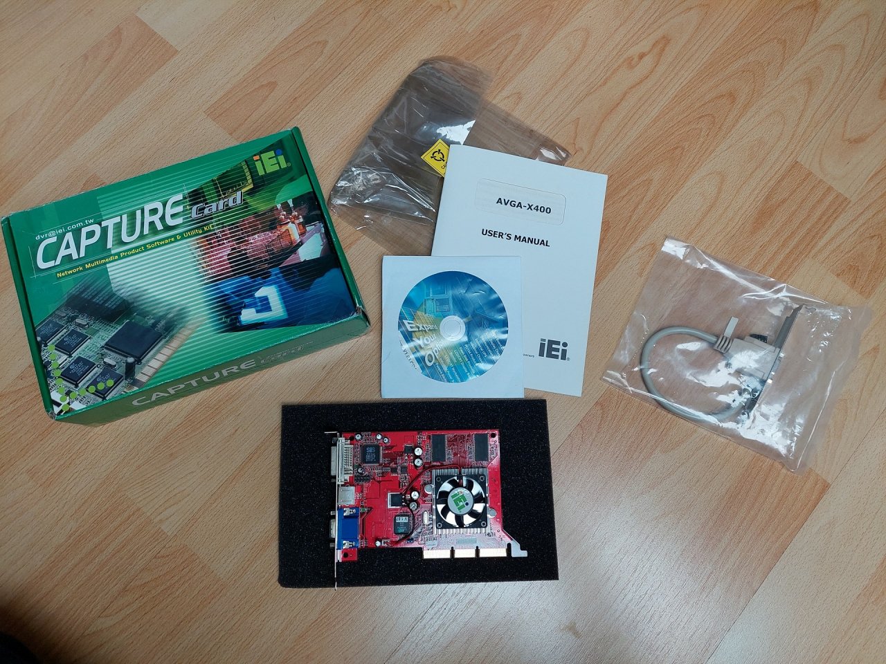 [13/05/2022] Update vom 14.05.2022: Grafikkarte von AMD-Freak1977 - Dieses Mal zeigt AMD-Freak1977 unter anderem eine SIS Xabre 400. Die 2002 erschienene DirectX-8.1-Grafikkarte wurde für ihre AGP-8×-Tauglichkeit beworben, litt in der Praxis aber unter zahlreichen Problemen. Leistungstechnisch lag die Karte zwar durchaus in Schlagdistanz zu anderen Low-Budget-Lösungen wie Nvidias Geforce 4 MX 440, bei der Bildqualität ließ das Produkt aber erheblich zu wünschen übrig. Anisotrope Filterung fehlte etwa komplett, beim trilinearen Filter und der Kantenglättung trickste der Treiber. Mehr dazu und zahlreiche andere Produkte erfahren Sie übrigens in unserem Retro-Artikel über die in Vergessenheit geratenen Firmen SIS, Trident und XGI.