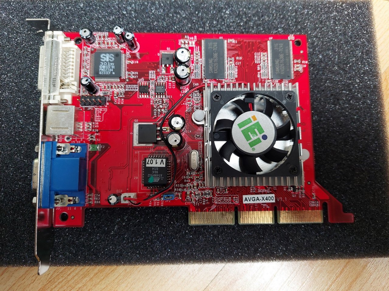 [13/05/2022] Update vom 14.05.2022: Grafikkarte von AMD-Freak1977 - Dieses Mal zeigt AMD-Freak1977 unter anderem eine SIS Xabre 400. Die 2002 erschienene DirectX-8.1-Grafikkarte wurde für ihre AGP-8×-Tauglichkeit beworben, litt in der Praxis aber unter zahlreichen Problemen. Leistungstechnisch lag die Karte zwar durchaus in Schlagdistanz zu anderen Low-Budget-Lösungen wie Nvidias Geforce 4 MX 440, bei der Bildqualität ließ das Produkt aber erheblich zu wünschen übrig. Anisotrope Filterung fehlte etwa komplett, beim trilinearen Filter und der Kantenglättung trickste der Treiber. Mehr dazu und zahlreiche andere Produkte erfahren Sie übrigens in unserem Retro-Artikel über die in Vergessenheit geratenen Firmen SIS, Trident und XGI.