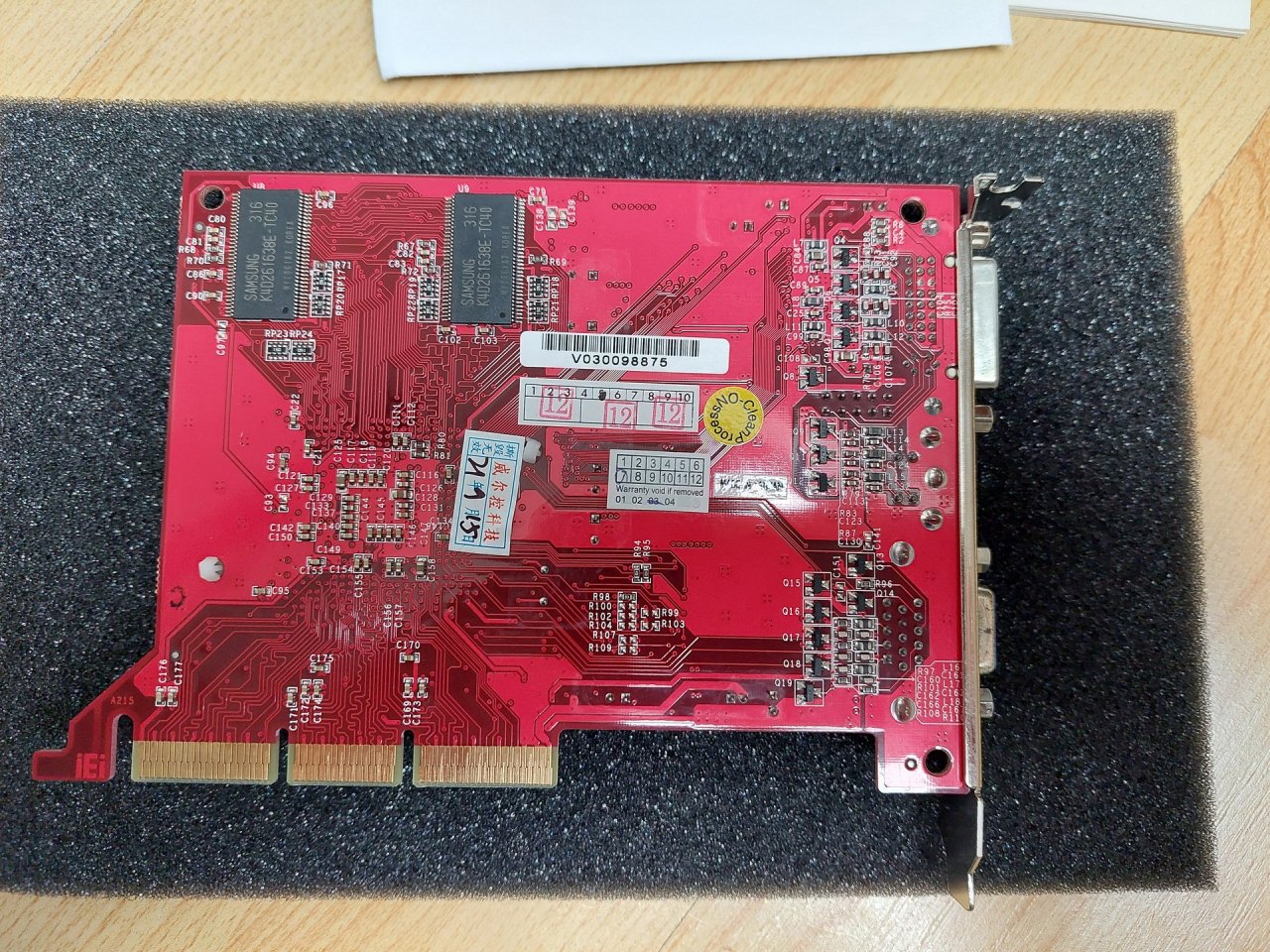 [13/05/2022] Update vom 14.05.2022: Grafikkarte von AMD-Freak1977 - Dieses Mal zeigt AMD-Freak1977 unter anderem eine SIS Xabre 400. Die 2002 erschienene DirectX-8.1-Grafikkarte wurde für ihre AGP-8×-Tauglichkeit beworben, litt in der Praxis aber unter zahlreichen Problemen. Leistungstechnisch lag die Karte zwar durchaus in Schlagdistanz zu anderen Low-Budget-Lösungen wie Nvidias Geforce 4 MX 440, bei der Bildqualität ließ das Produkt aber erheblich zu wünschen übrig. Anisotrope Filterung fehlte etwa komplett, beim trilinearen Filter und der Kantenglättung trickste der Treiber. Mehr dazu und zahlreiche andere Produkte erfahren Sie übrigens in unserem Retro-Artikel über die in Vergessenheit geratenen Firmen SIS, Trident und XGI.