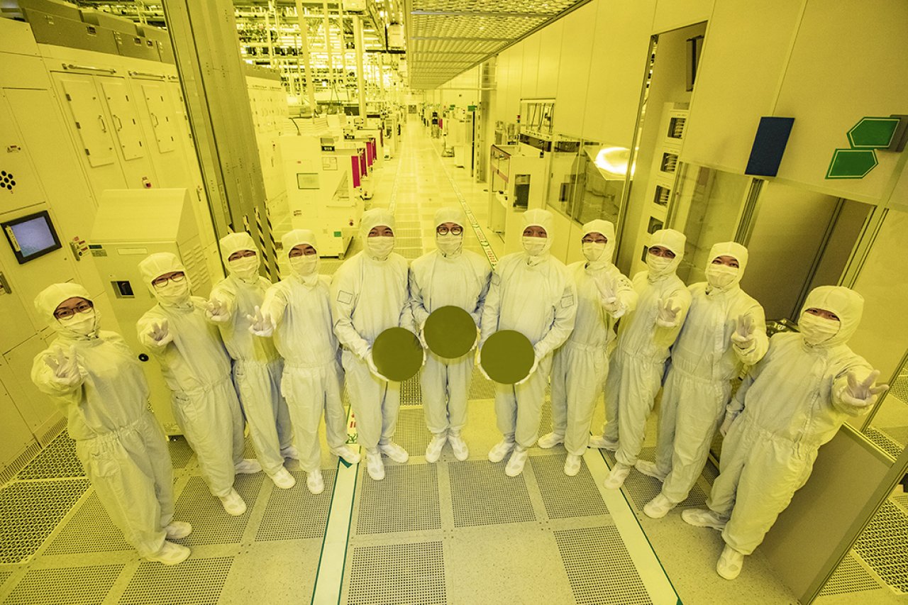 [30/06/2022] Samsung-Techniker mit 3-nm-Wafer