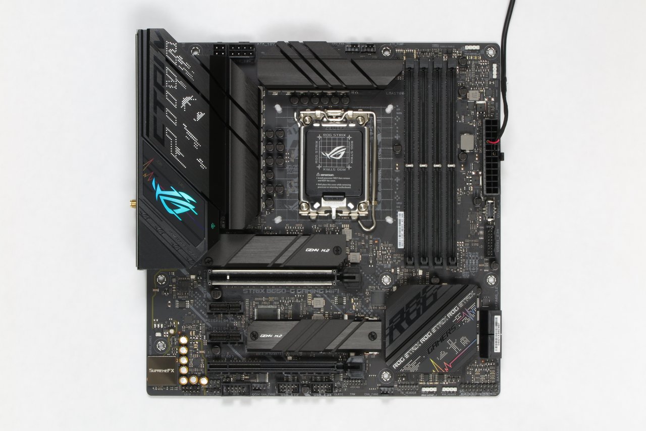 [05/07/2022] Asus Strix B660-G ist ein Spezialtipp für Tuner: Für normalerweise 200 Euro bietet die kleine Platine zwar eine für Sockel-1700-Verhältnisse überschaubare Ausstattung (die AM4-Mittelklasse wird deutlich überboten) und wenig Erweiterbarkeit. Sie erlaubt BCLK-OC auch bei kleinen i3- und i5-CPUs ohne 