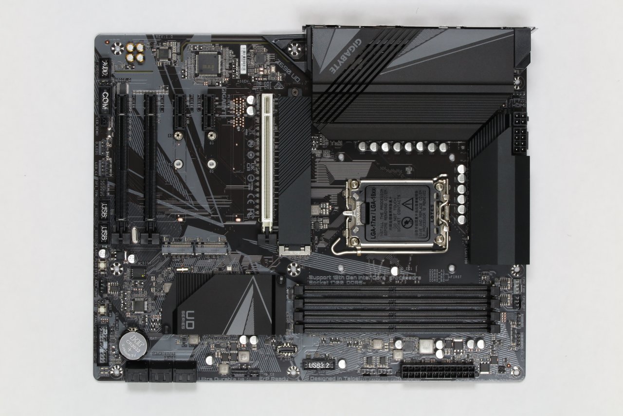 [05/07/2022] Ohnehin schon ein Preis-Leistungskracher: Zum Mittelklassepreis bietet Gigabytes Z690 UD fast alles, was man sich von Intel-Z690-Mainboards der Oberklasse wünschen würde– außer einem vierten M.2 und gutem Onboard-Sound. Aber wer es für weniger als die typischen 190 Euro sieht, kann sich ja noch eine Karte dazukaufen, die Erweiterungsmöglichkeiten sind exzellent.