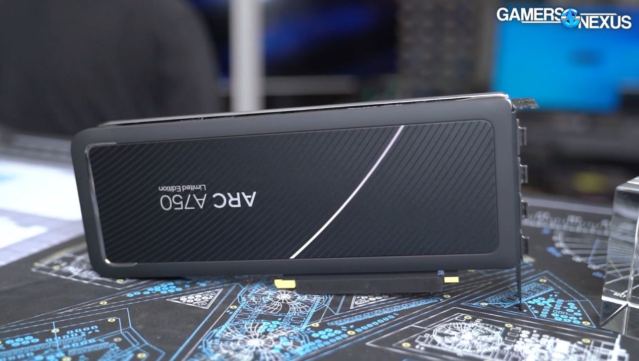 [14/07/2022] In einem Video von Gamers Nexus ist Intels obere Mittelklasse-GPU A750 zu sehen, die der Youtuber für einen späteren Zeitpunkt testet.
