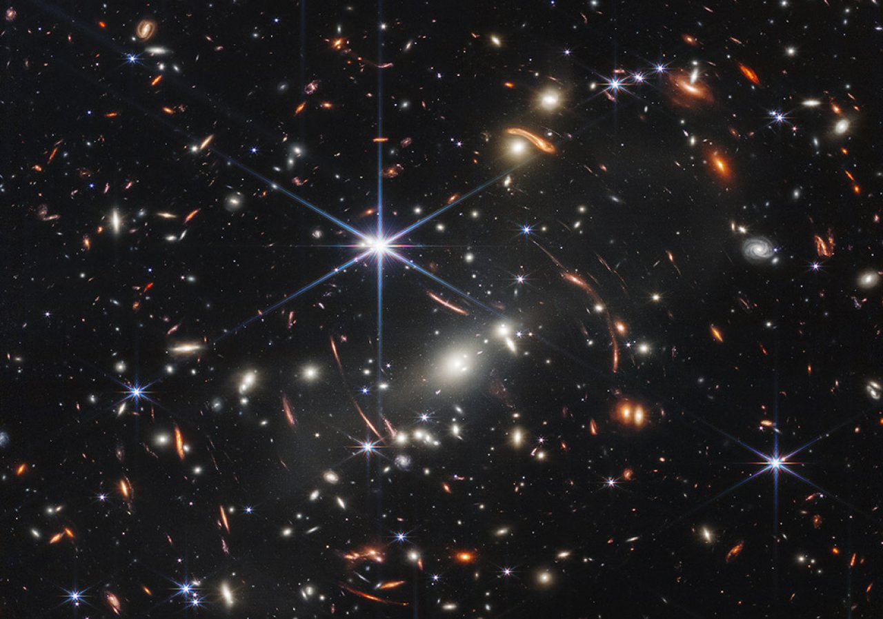 [12/07/2022] Die NASA präsentierte zusammen mit Präsident Joe Biden und Vize Kamala Harris die erste Aufnahme des Weltraumteleskops „James Webb“. Was offenbart das Foto?