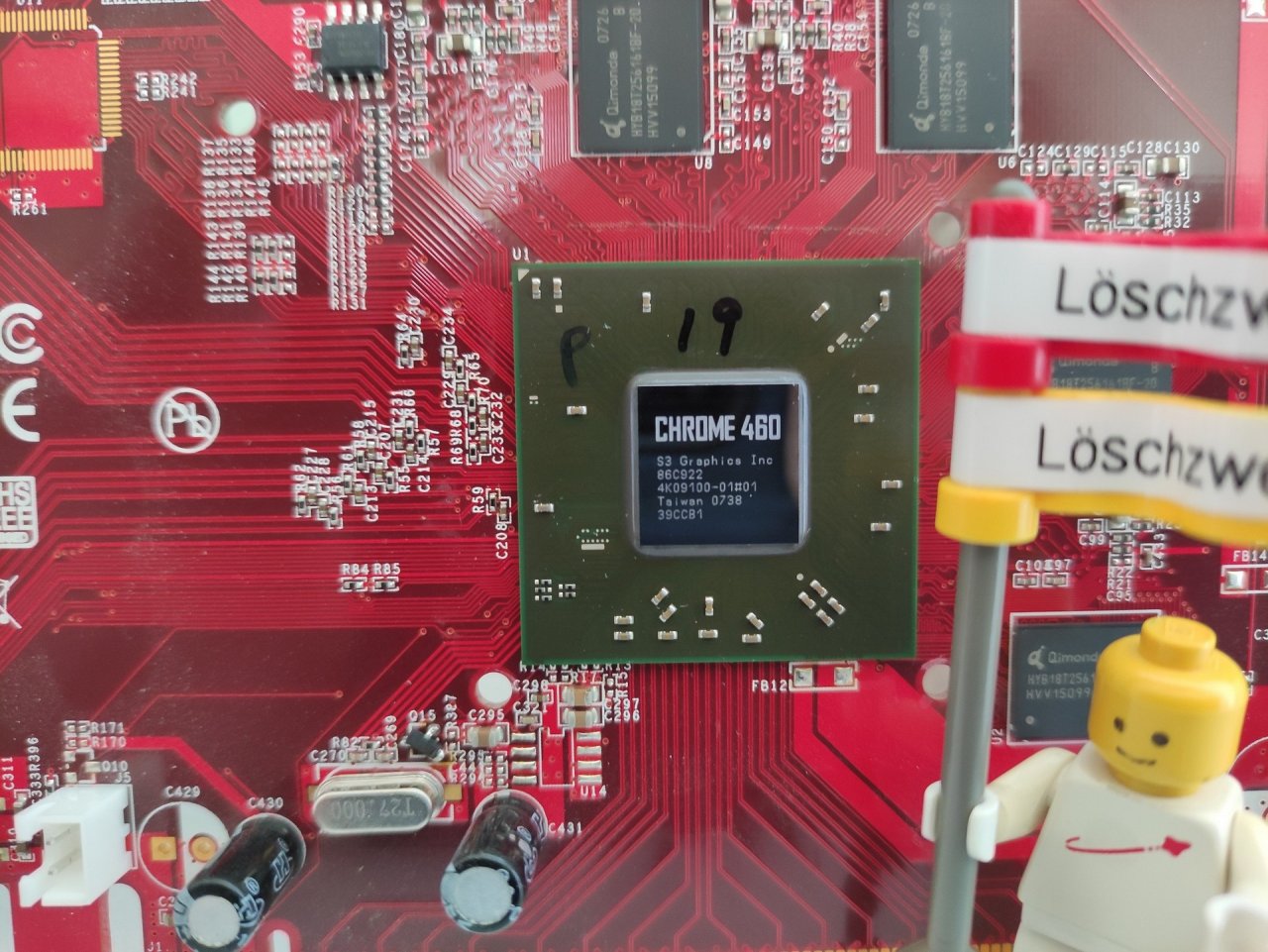 [23/07/2022] Update vom 23.07.2022: Grafikkarte von Löschzwerg - Dieses Mal zeigt Löschzwerg zwei moderne dedizierte Grafikkarten mit Intel-GPU, nämlich eine Iris Xe MAX (DG1) sowie eine bisher noch nicht in Europa veröffentlichte Arc A380 (DG2-128). Erste Tests zeigen auf, dass das Modell Mühe hat, mit einer Geforce GTX 1650 oder Radeon RX 6400 mitzuhalten und auch nicht bei der Leistungsaufnahme punkten kann. Getestet wurde mit der Gunnir Photon OC die Variante, welche auch Löschzwerg im Bilder-Thread präsentiert. Der Sammler zeigte dort kürzlich auch eine S3 Chrome 460, also eine nie veröffentlichte DirectX-10-Grafikkarte. 