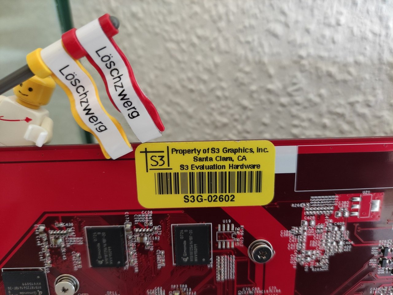 [23/07/2022] Update vom 23.07.2022: Grafikkarte von Löschzwerg - Dieses Mal zeigt Löschzwerg zwei moderne dedizierte Grafikkarten mit Intel-GPU, nämlich eine Iris Xe MAX (DG1) sowie eine bisher noch nicht in Europa veröffentlichte Arc A380 (DG2-128). Erste Tests zeigen auf, dass das Modell Mühe hat, mit einer Geforce GTX 1650 oder Radeon RX 6400 mitzuhalten und auch nicht bei der Leistungsaufnahme punkten kann. Getestet wurde mit der Gunnir Photon OC die Variante, welche auch Löschzwerg im Bilder-Thread präsentiert. Der Sammler zeigte dort kürzlich auch eine S3 Chrome 460, also eine nie veröffentlichte DirectX-10-Grafikkarte. 