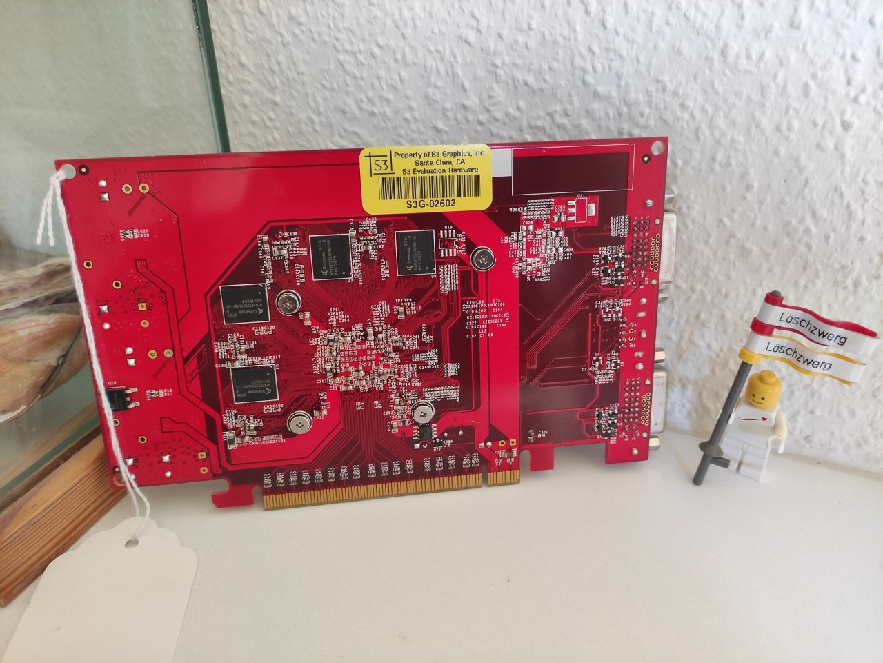 [23/07/2022] Update vom 23.07.2022: Grafikkarte von Löschzwerg - Dieses Mal zeigt Löschzwerg zwei moderne dedizierte Grafikkarten mit Intel-GPU, nämlich eine Iris Xe MAX (DG1) sowie eine bisher noch nicht in Europa veröffentlichte Arc A380 (DG2-128). Erste Tests zeigen auf, dass das Modell Mühe hat, mit einer Geforce GTX 1650 oder Radeon RX 6400 mitzuhalten und auch nicht bei der Leistungsaufnahme punkten kann. Getestet wurde mit der Gunnir Photon OC die Variante, welche auch Löschzwerg im Bilder-Thread präsentiert. Der Sammler zeigte dort kürzlich auch eine S3 Chrome 460, also eine nie veröffentlichte DirectX-10-Grafikkarte. 