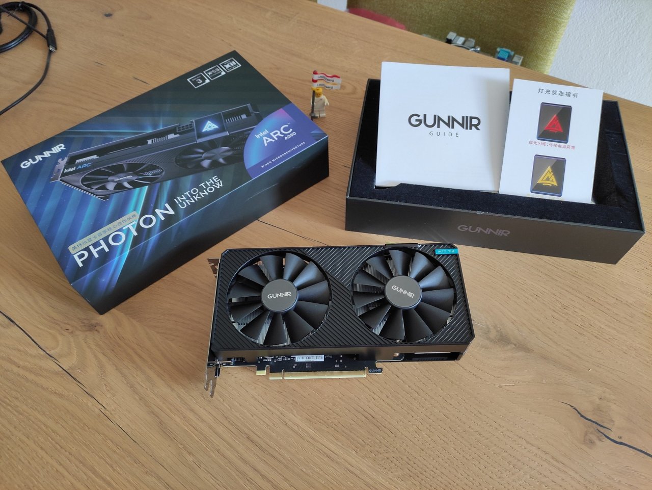 [23/07/2022] Update vom 23.07.2022: Grafikkarte von Löschzwerg - Dieses Mal zeigt Löschzwerg zwei moderne dedizierte Grafikkarten mit Intel-GPU, nämlich eine Iris Xe MAX (DG1) sowie eine bisher noch nicht in Europa veröffentlichte Arc A380 (DG2-128). Erste Tests zeigen auf, dass das Modell Mühe hat, mit einer Geforce GTX 1650 oder Radeon RX 6400 mitzuhalten und auch nicht bei der Leistungsaufnahme punkten kann. Getestet wurde mit der Gunnir Photon OC die Variante, welche auch Löschzwerg im Bilder-Thread präsentiert. Der Sammler zeigte dort kürzlich auch eine S3 Chrome 460, also eine nie veröffentlichte DirectX-10-Grafikkarte. 