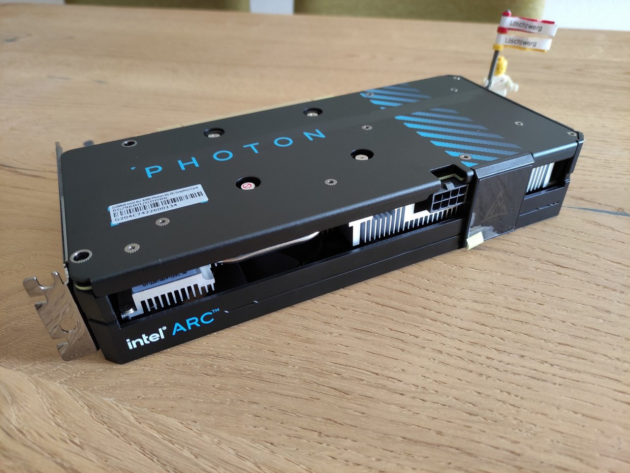 [23/07/2022] Update vom 23.07.2022: Grafikkarte von Löschzwerg - Dieses Mal zeigt Löschzwerg zwei moderne dedizierte Grafikkarten mit Intel-GPU, nämlich eine Iris Xe MAX (DG1) sowie eine bisher noch nicht in Europa veröffentlichte Arc A380 (DG2-128). Erste Tests zeigen auf, dass das Modell Mühe hat, mit einer Geforce GTX 1650 oder Radeon RX 6400 mitzuhalten und auch nicht bei der Leistungsaufnahme punkten kann. Getestet wurde mit der Gunnir Photon OC die Variante, welche auch Löschzwerg im Bilder-Thread präsentiert. Der Sammler zeigte dort kürzlich auch eine S3 Chrome 460, also eine nie veröffentlichte DirectX-10-Grafikkarte. 