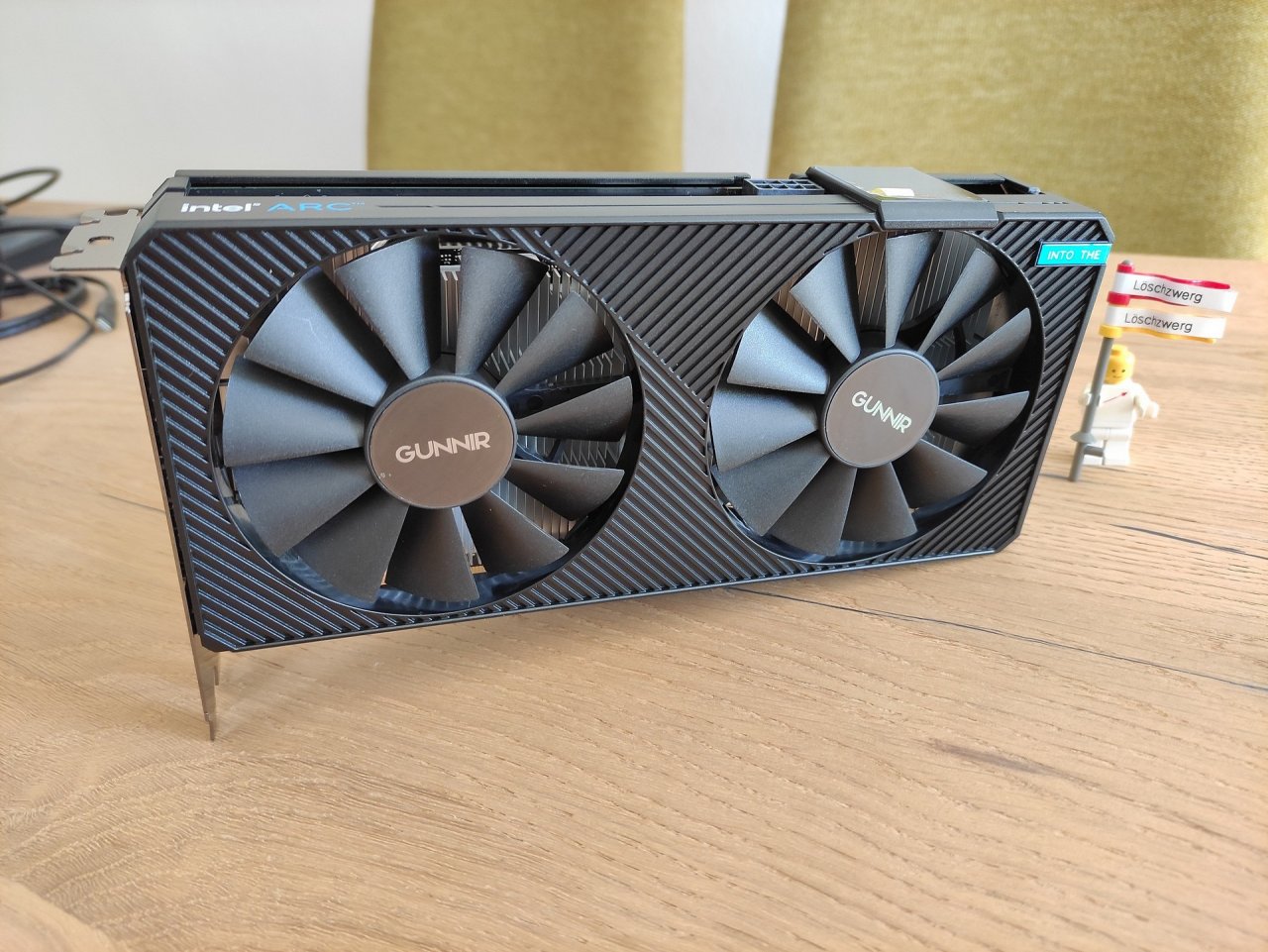 [23/07/2022] Update vom 23.07.2022: Grafikkarte von Löschzwerg - Dieses Mal zeigt Löschzwerg zwei moderne dedizierte Grafikkarten mit Intel-GPU, nämlich eine Iris Xe MAX (DG1) sowie eine bisher noch nicht in Europa veröffentlichte Arc A380 (DG2-128). Erste Tests zeigen auf, dass das Modell Mühe hat, mit einer Geforce GTX 1650 oder Radeon RX 6400 mitzuhalten und auch nicht bei der Leistungsaufnahme punkten kann. Getestet wurde mit der Gunnir Photon OC die Variante, welche auch Löschzwerg im Bilder-Thread präsentiert. Der Sammler zeigte dort kürzlich auch eine S3 Chrome 460, also eine nie veröffentlichte DirectX-10-Grafikkarte. 