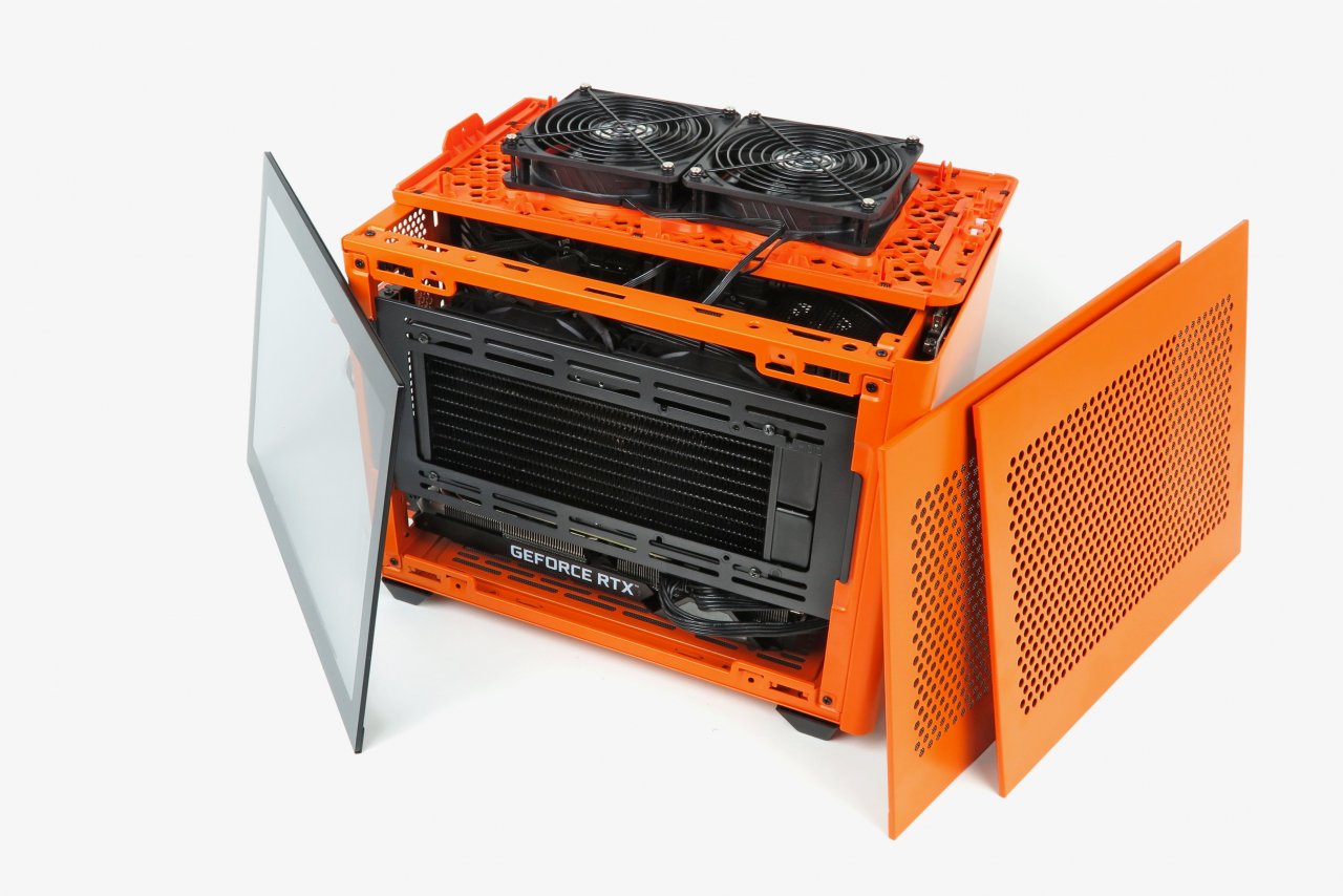 [11/08/2022] Das Cooler Master NR200P hat trotz geringem Volumen zwei unkompliziert montierbare 120-mm-Lüfter und ein optionales Seitenteil aus Glas im Lieferumfang.