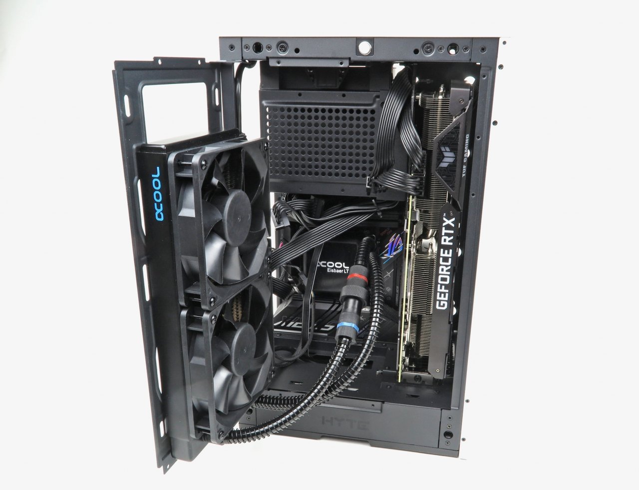 [11/08/2022] Die Kaufvariante des Hyte Revolt 3 mit dem iBuypower-Netzteil ist weniger empfehlenswert, da der Lüfter im Vergleich zu unserer SFX-Referenz mit dem Seasonic Focus SGX-750 deutlich lauter kühlt. Der Einbau und die eigene Kabelverlegung sind beim Revolt 3 vergleichsweise schnell erledigt, sodass sich der Aufpreis für die Netzteil-Version kaum lohnt.
