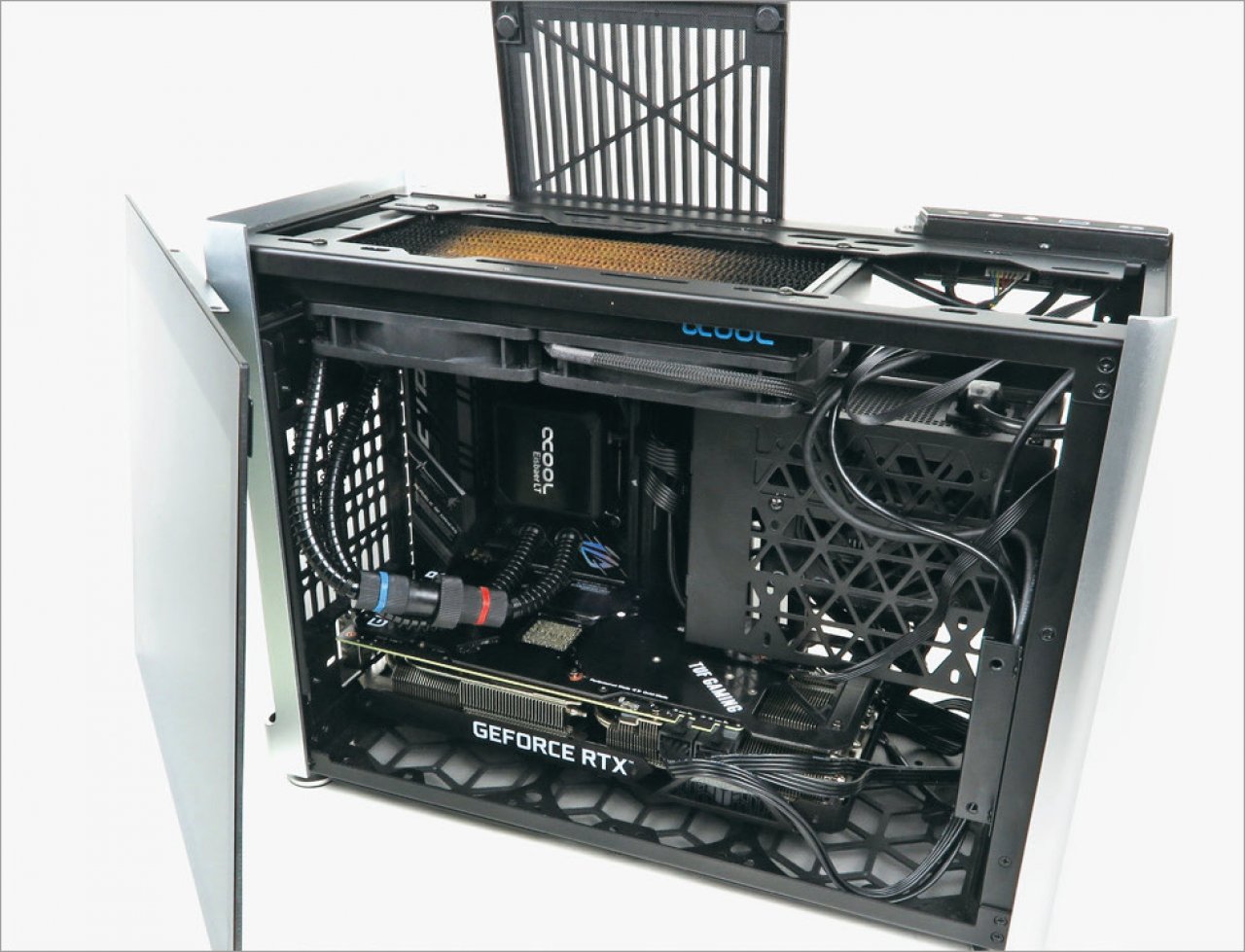[22/08/2022] Beim Jonsplus i100 Pro von Jonsbo sind neben den kleinen SFX- respektive den minimal wuchtigeren SFX-L-Netzteilen auch herkömmliche ATX-Stromspender montierbar. Je nach GPU-Länge und PSU-Kabellayout kann es jedoch beim Zusammenbau deutlich enger werden. Wer ein sehr gutes SFX-Netzteil sein Eigen nennt, wird beim Einbau die Vorteile des schmaleren SFX-Formfaktors nutzen können, ansonsten bleiben qualitativere ATX-Netzteile tendenziell attraktiver (und ruhiger, je nach Lastszenario).