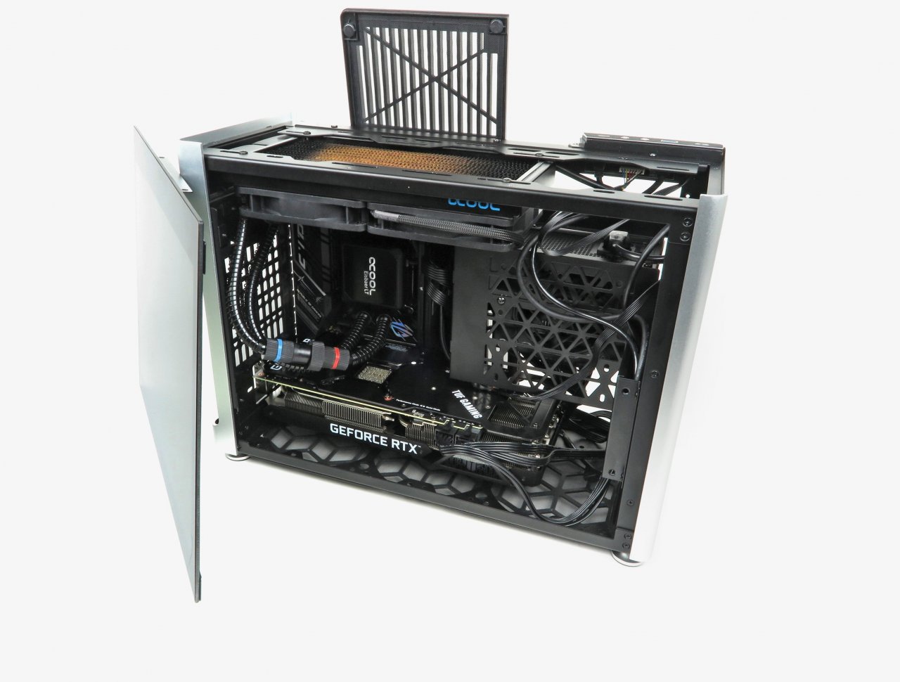 [11/08/2022] Der Innenraum des Jonsplus i100 Pro ist modular, allerdings ist das PCI-E-Riser-Kabel mit der 3.0-Generation vergleichsweise unattraktiv, da je nach System deutlich Leistung verloren gehen kann.