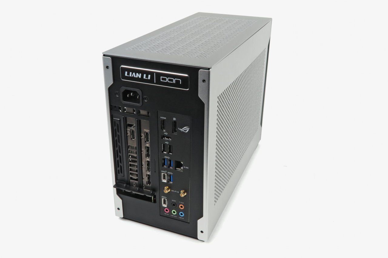 [11/08/2022] Das Lian Li Dan A4-H2O A4 ist mit einem Volumen von gerade mal rund 11 Litern ein wahrer Zwerg und dafür hochwertig verarbeitet. Wer auf das PCI-E-4.0-Riser-Kabel verzichten kann, kann zur günstigeren 3.0-Variante greifen.