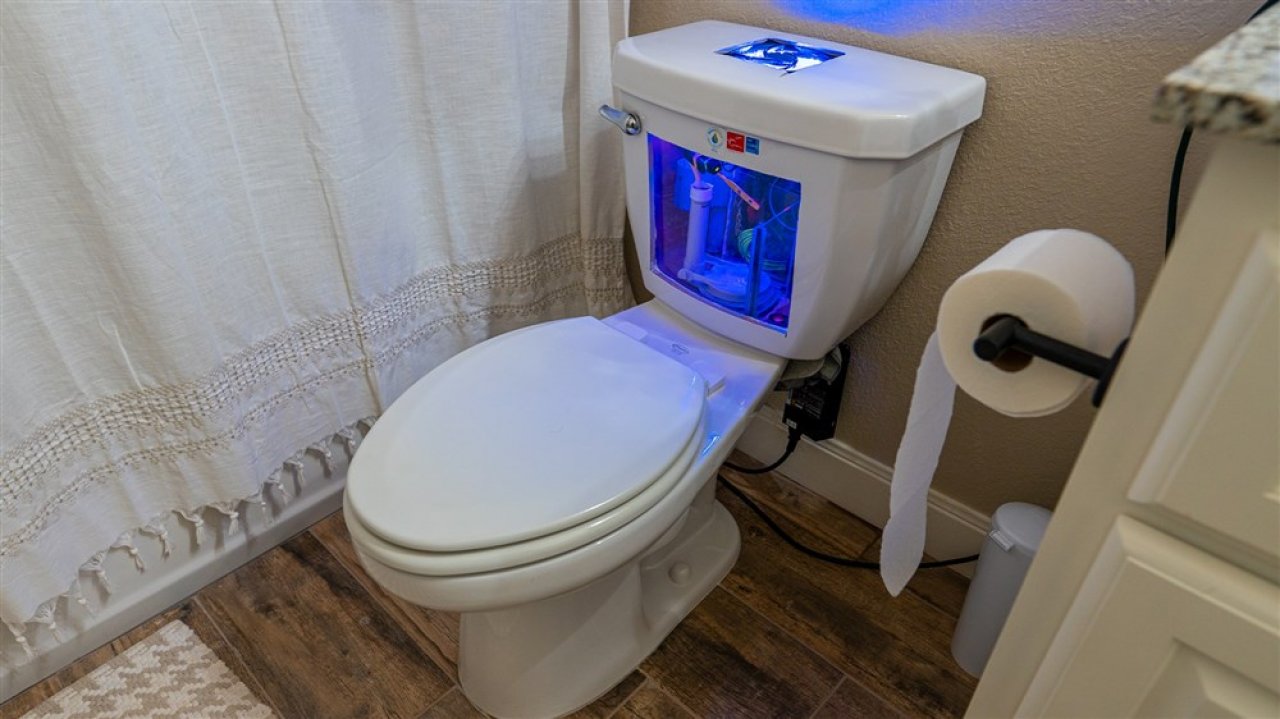 [03/08/2022] PC in der Toilette: Bastler zeigt ungewöhnliches Gaming-System