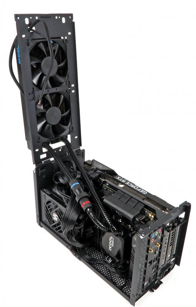 [11/08/2022] Je dünner die Schläuche und strikter die Kabelführung, umso besser – insbesondere bei Gehäusen wie dem Phanteks Evolv Shift XT (im Bild) oder Lian Li Dan A4-H2O.