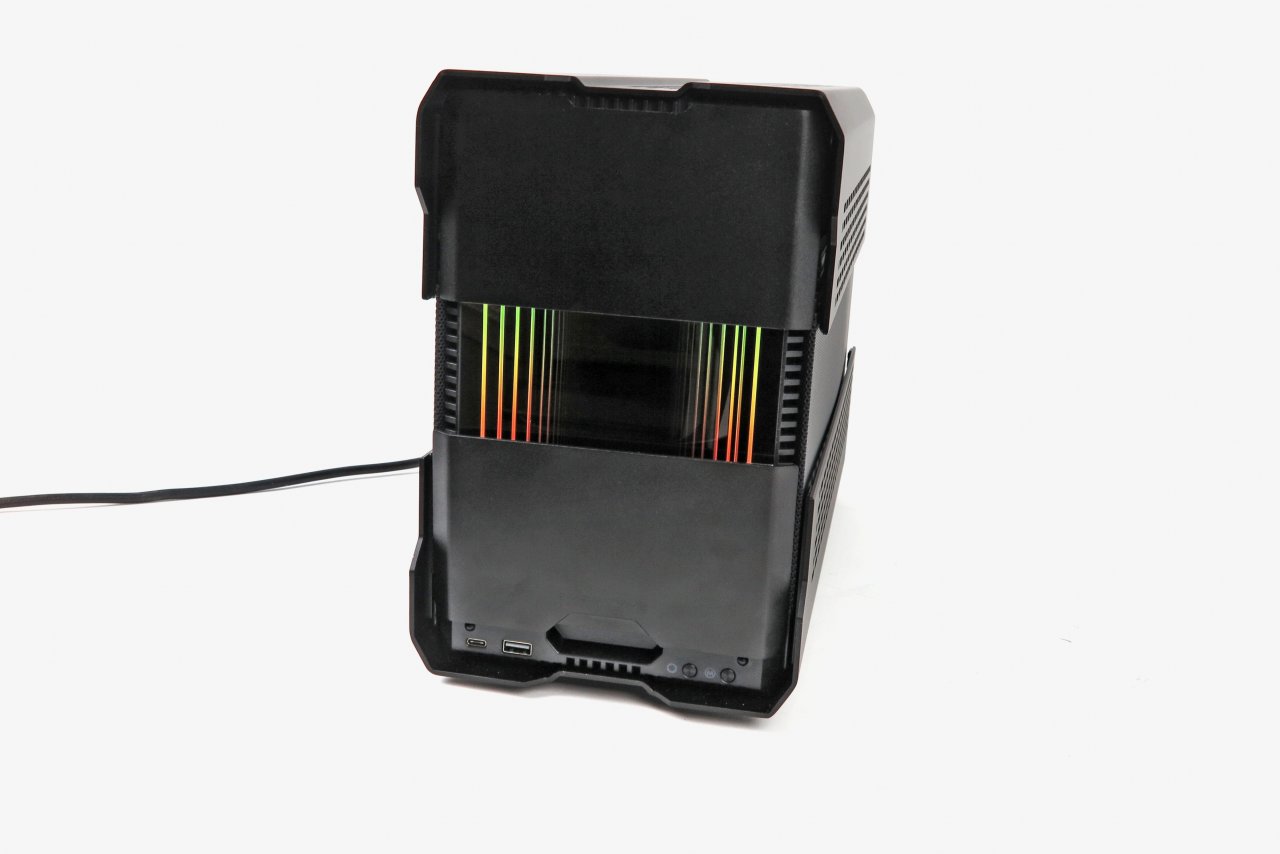 [11/08/2022] Die RGB-Beleuchtung an der Front des Phanteks Evolv Shift XT ist je nach Größenauswahl des Gehäuses entweder subtil oder deutlich zu erkennen.