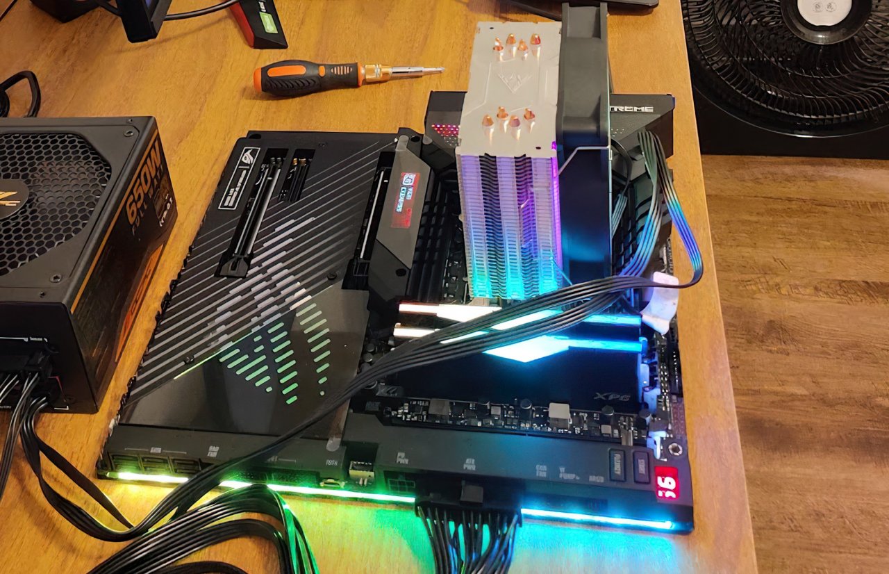 [07/09/2022] Ein Overclocker hat das erste Bild eines Asus ROG Maximus Z790 Extreme gezeigt, auf dem ein Core i9-13900K auf maximal 6,5 GHz betrieben worden sein soll. (3)